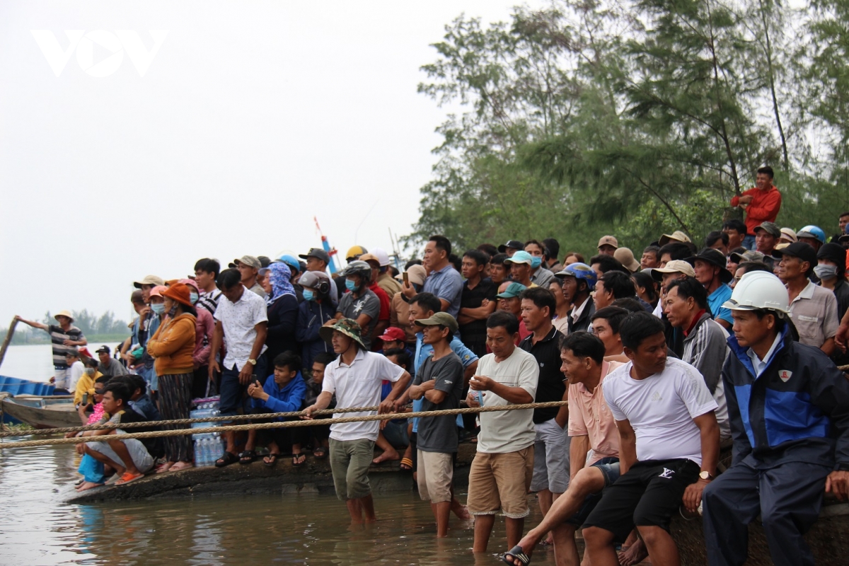 500 người tìm kiếm thi thể 2 cha con mất tích trên sông Trường Giang